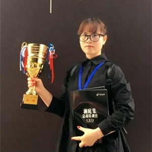 个人简介
覃芳玉,广西壮族自治区河池市巴马县人,2015年就读于广西培贤国际职业学院,室内设计专业,培贤大学生微商代表人物、品牌总监、个人信用管理导师。