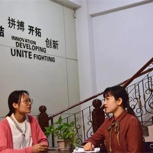 覃芳玉的家乡在广西壮族自治区河池市巴马县一个小山村,家境贫寒,使得她从小就独立。她与培贤意外的结缘,并因为这个意外,成就了她传奇的人生。
覃芳玉说“来培贤,是我瞒着所有人做的决定,只一眼,就让我觉得,非它不可。现在我很想说,选择培贤,我很庆幸!”