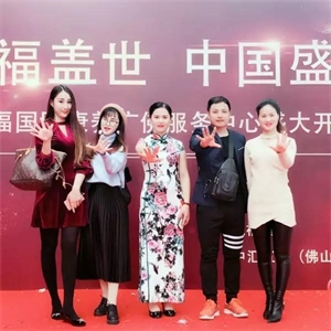 因为从小体弱多病,覃芳玉和她的父母时常在各大医院奔波,期间药物的费用不计其数。
一次,她和往常一样刷朋友圈,突然看到朋友圈里的一款微商产品特别吸引她。经过询问后,她觉得这款产品正好适合自己,经试用后觉得效果可嘉、安全,但价格远超出了自己的经济承受范围。后来了解到代理既可以享受代理折扣又可以赚钱,这样的话也许不久,自己也能承担食宿费车费。
眼见为实,耳听为虚,她决定亲自去公司考察。经过三天对公司的了解,覃芳玉认为公司规模生产线都达到合格线以上。
代理期间,覃芳玉亲身体验到了产品带来的好处,在这个经济发达的社会,什么是人们最关心的话题?那就是健康与美丽。