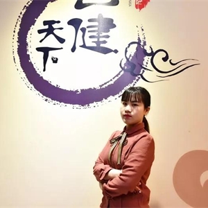成长绝不会一帆风顺。做了微商后的她,因为长时间的刷屏打广告,导致许多同学朋友纷纷屏蔽了她,连最好的闺蜜也不例外。覃芳玉当时心里十分难过,不料,父母在机缘巧合下也知道这件事,极力反对,劝阻她放弃微商这份吃亏不讨好的职业。
大家的远离和质疑,给她带来了前所未有的压力,当时的她,几乎想要放弃。她开始反思自己,做微商,真的错了吗?
在覃芳玉人生低谷的时候,是培贤的何厚煌博士和区寿本博士给她带来了曙光。让她重新拾起信心,勇往直前。
覃芳玉说“我很感谢学院的两位董事长,是他们给了我鼓励。他们每次回到学院,都像长辈一样,亲切的问候我们,学习怎么样,微商做得怎么样,鼓励我遇到困难要勇于面对困难,解决困难,是他们让我觉得我的决定是正确的。”