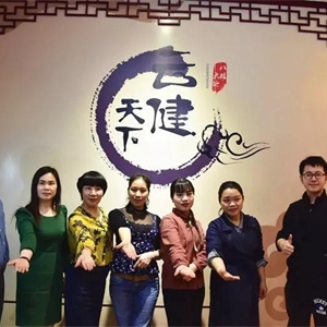 现在,她从事金融行业。很多人可能难以明白,一个学室内设计专业的、或是微商品牌总监为什么要转行做金融,但她说,她并没有转行,她不过是在原有的行业上重新规划。金融是一门非常有潜力的行业,她坚信自己的选择没有错,也相信未来还可以变得更好。
Be Peixianian realize the China Dream 做个培贤人,实现中国梦。在培贤三年, 感谢我的大培贤,是它给予我无限前进的勇气和力量!让我实现了自身的人生价值,成就了我的梦想!
——覃芳玉