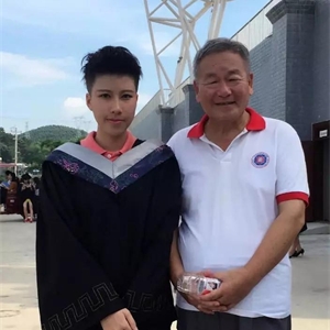 同年,她考取了广西大学自考本科英文专业学士学位。
17年11月,她拿到了英国赫尔大学(UNIBERSITY OF HULL)工商学院硕士企业管理专业的offer,并荣获学院公派留学的机会,于是,今年6月,她即将奔赴英国开启全新的旅程。