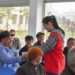 艺术工程学院学生会前往敬老院做志愿服务活动