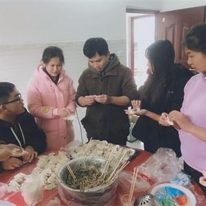 辅导员带学生进行户外活动 (2)