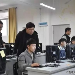 教师指导学生计算机操作