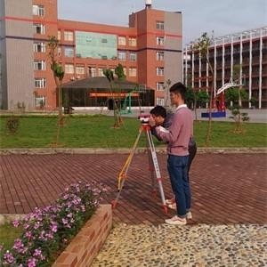 我院学生使用水准仪测量高程