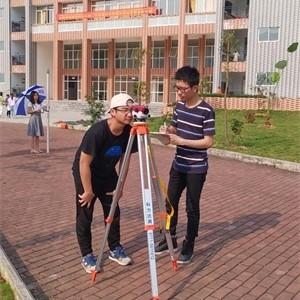 我院学生使用水准仪测量高程