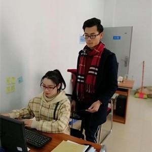 辅导员对学生进行赛前指导