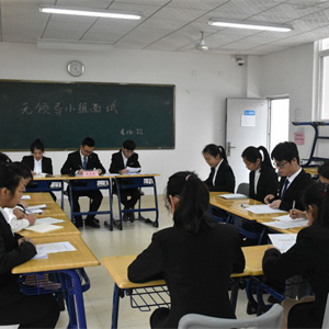 招聘与录用课程考核之无领导模拟面试现场三    韦荣录老师主持面试现场