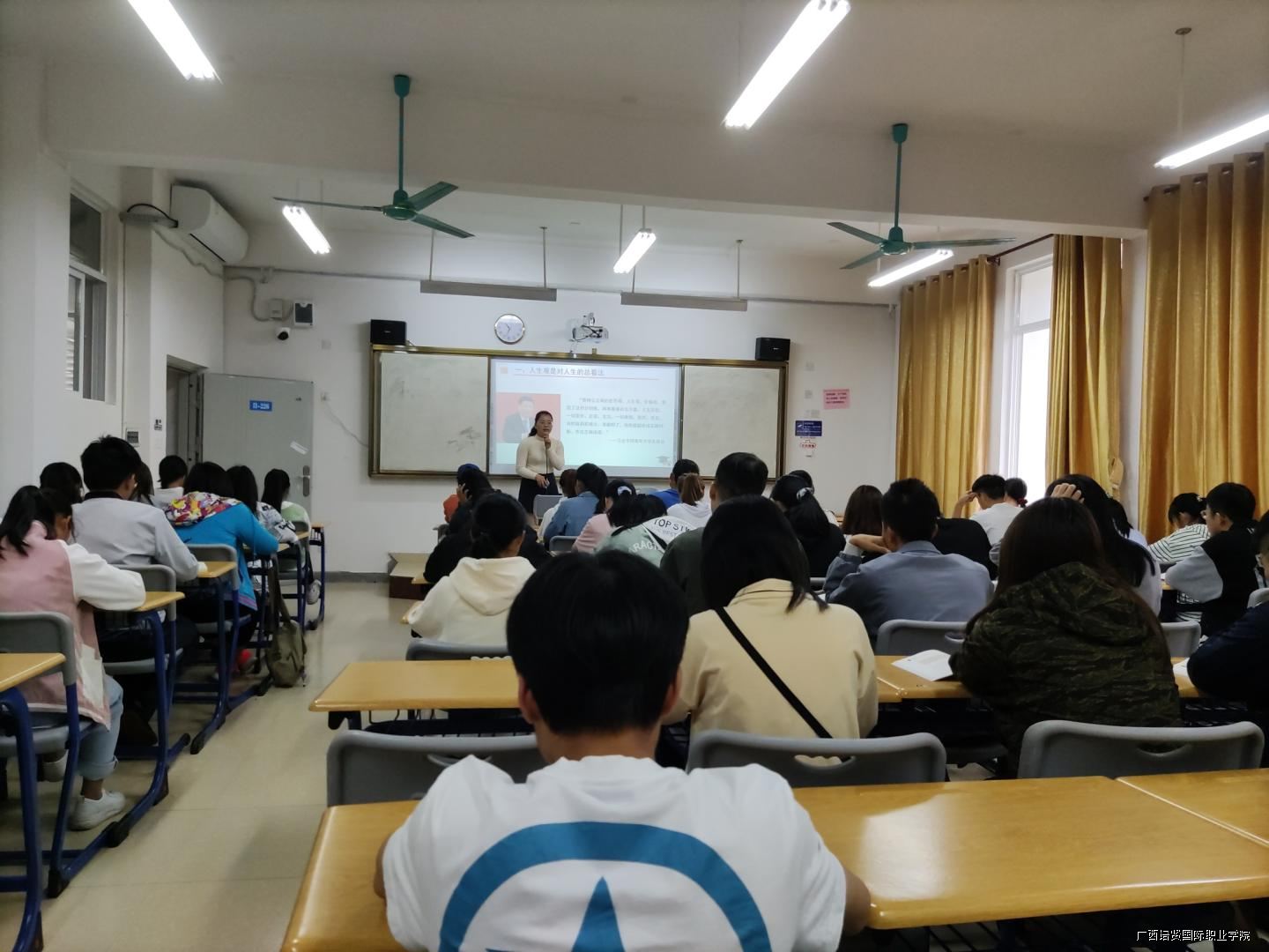 罗爱柳老师在授课